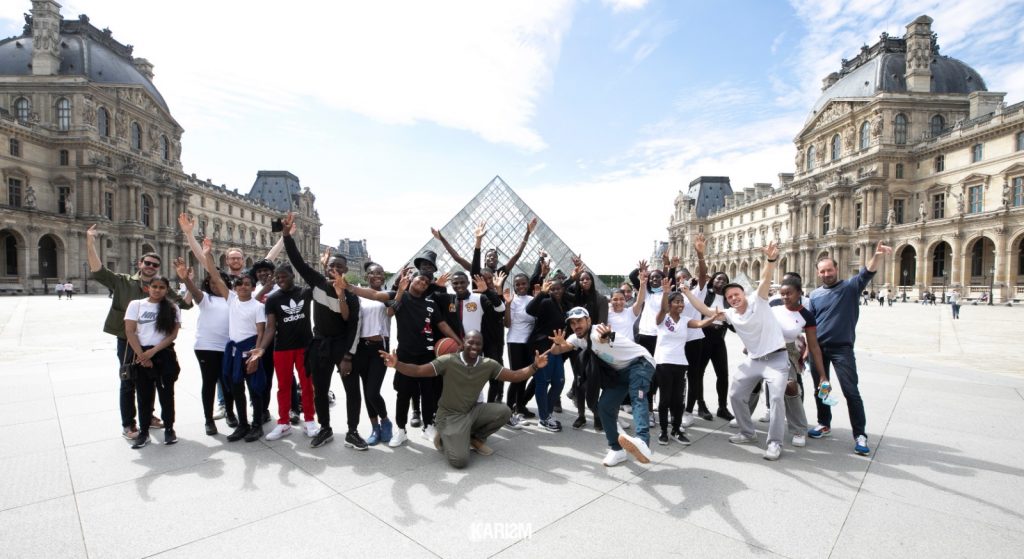 La classe du lycée polyvalent Arthur Rimbaud de Garges-Lès-Gonesse avant leur performance dansée devant le Musée du Louvre © droits réservés